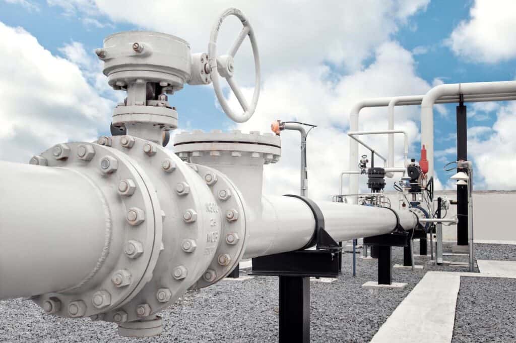 Natural gas processing plant with pipe line valves